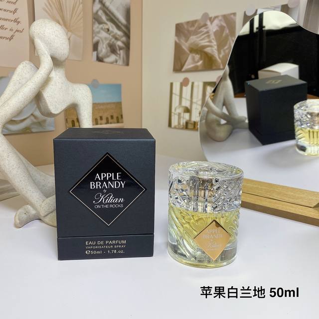 高品质 克利安苹果白兰地浓香水50Ml 香柠檬的开场增加一丝明亮的果香 清於的苹果自兰地漫悠悠的走来 踏着富家女的步伐 清於中带着酸甜感！ 后调的木质香出其不意