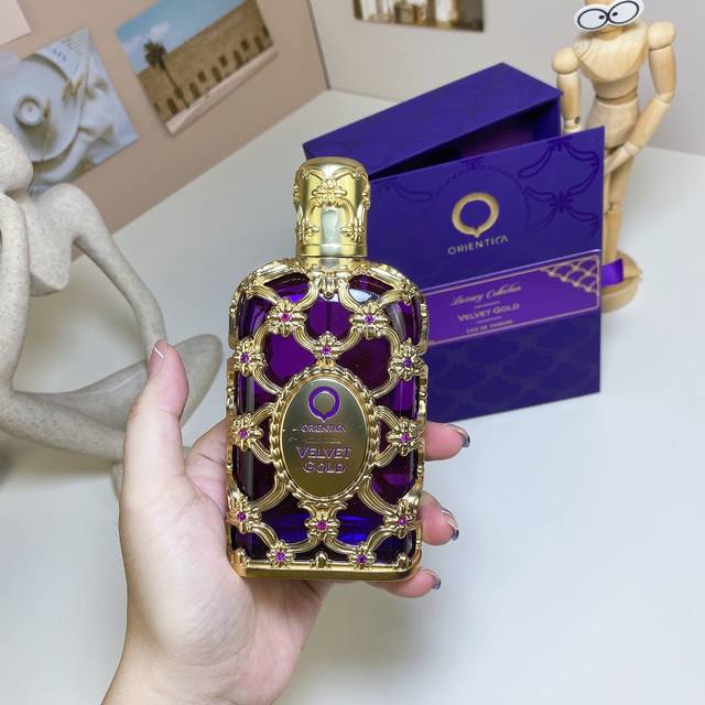 高品质 东方天鹅绒黄金浓香水80Ml Orientica Velvet Gold, 品牌：东方 香调：花香调 前调：粉红胡椒 焦糖 紫罗兰 香柠檬 中调：广藿香